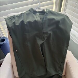 Figs Rafaela scrub top XXS 
Never worn
Color olive green